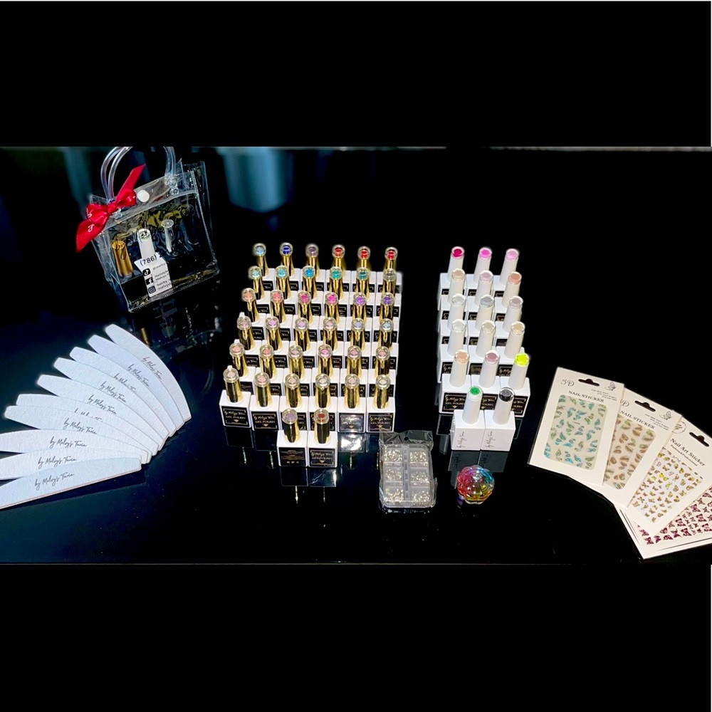 Set gel nails polish and accessories